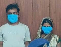 बबुरी पुलिस की गिरफ्त में राजवंश बियार की हत्यारोपी पत्नी रामदुलारी व बहनोई रामजनम। स्रोत:-पुलि