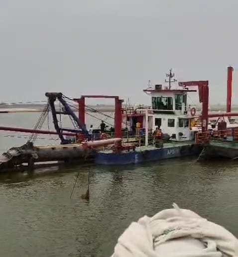 Traffic remained disrupted for an hour to allow a dredger ship to pass