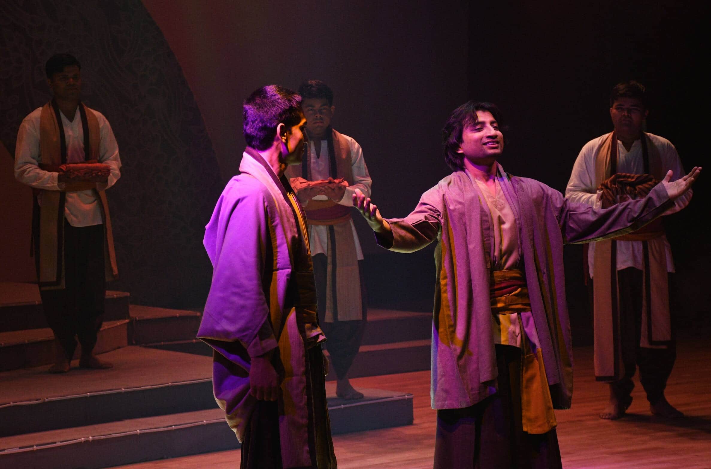 बीएनए में नाटक का मंचन करते कलाकार।