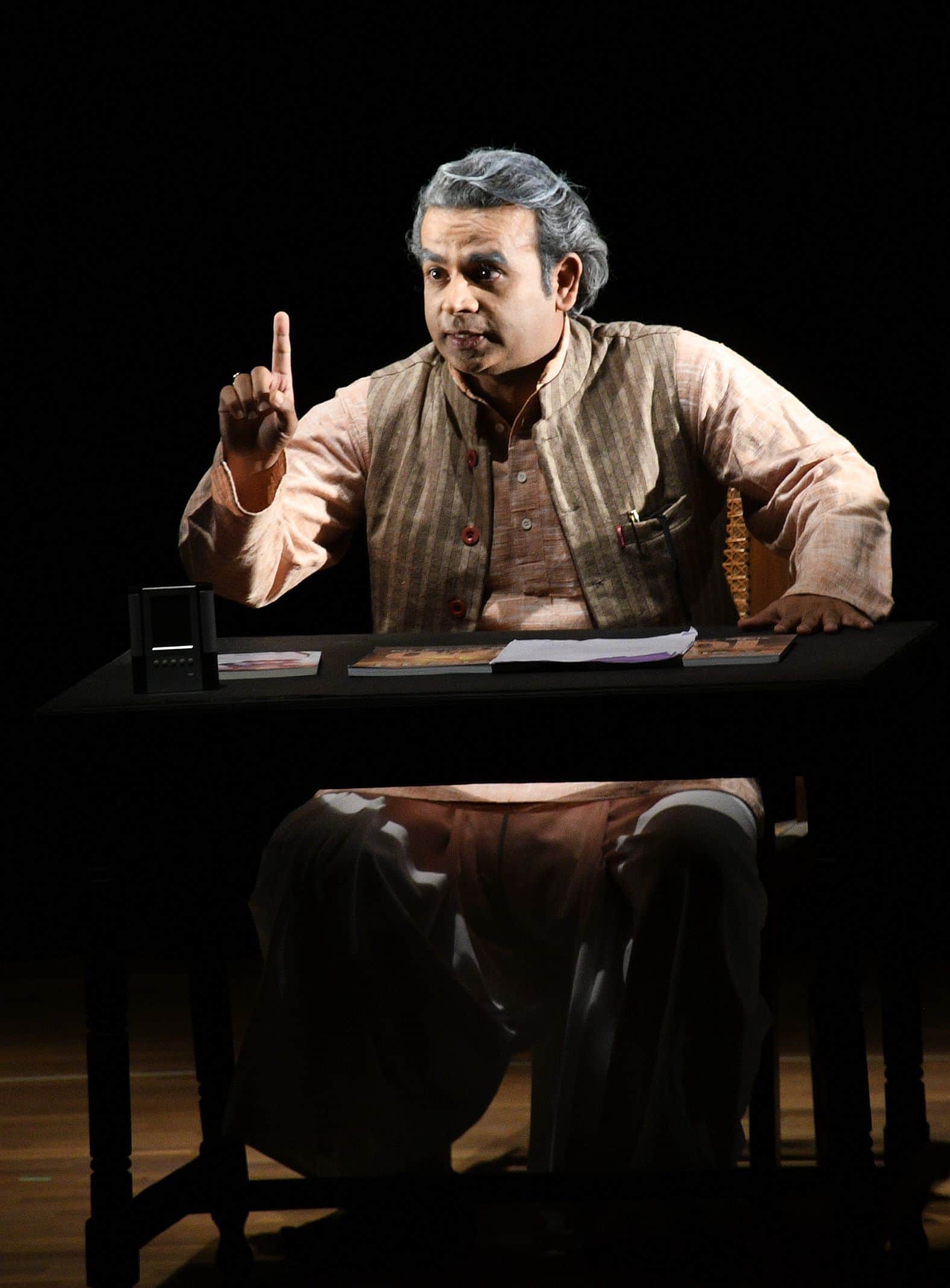 बीएनए में नाटक में अभिनय करते विपिन कुमार।