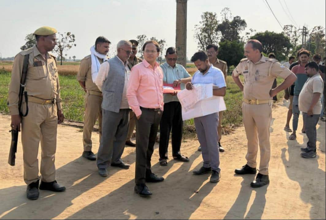 भूमि विवाद को निस्तारित करने के लिए मौके पर पहुंचे एसडीएम इकौना।