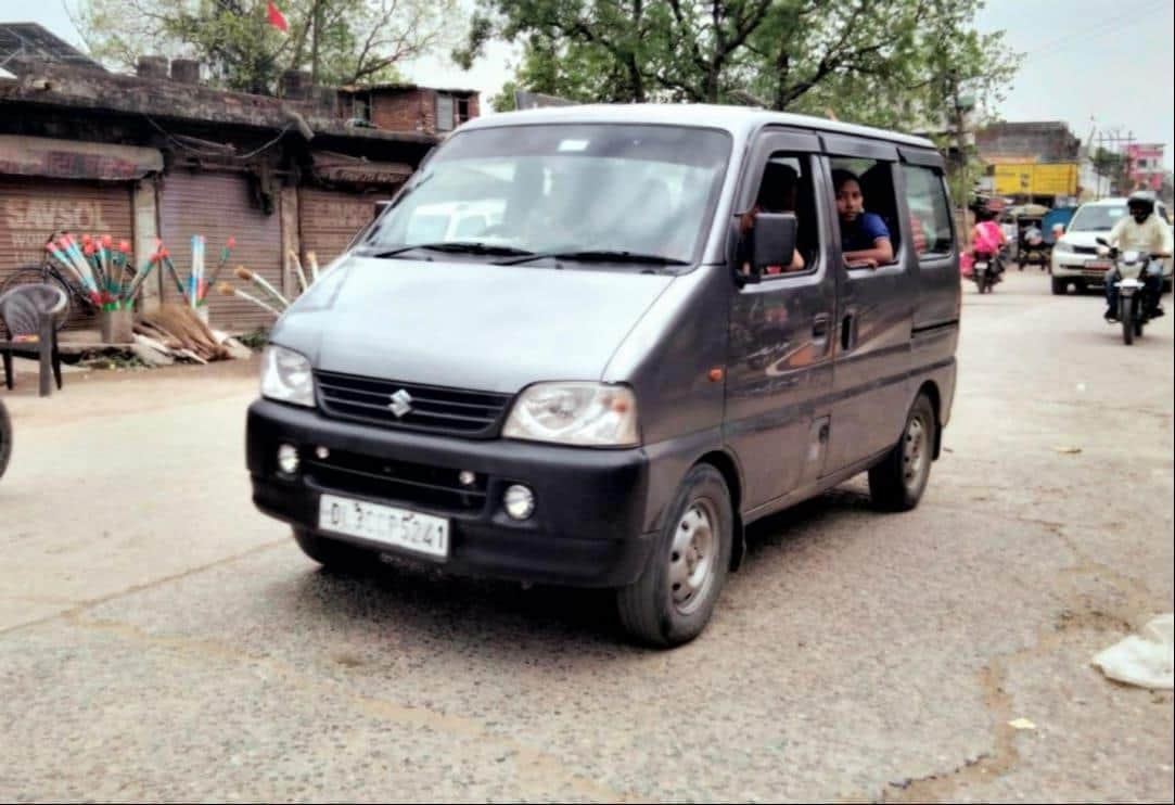 भिनगा में विद्यार्थियों को ढोती नजर आई काली वैन।