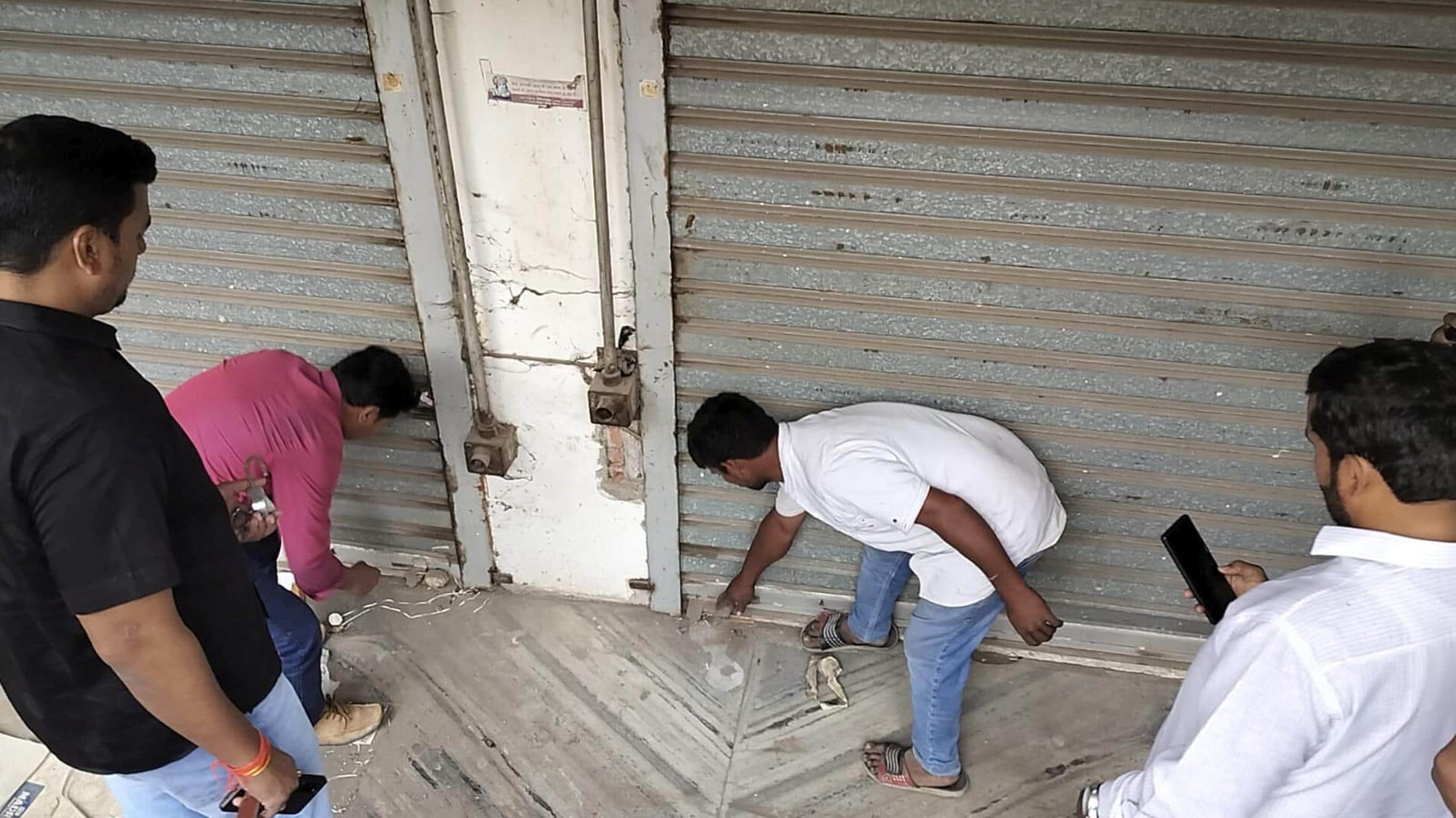बहराइच के छोटी बाजार में पूर्व में सील की गई दुकानों को खुलवाती विभागीय टीम।