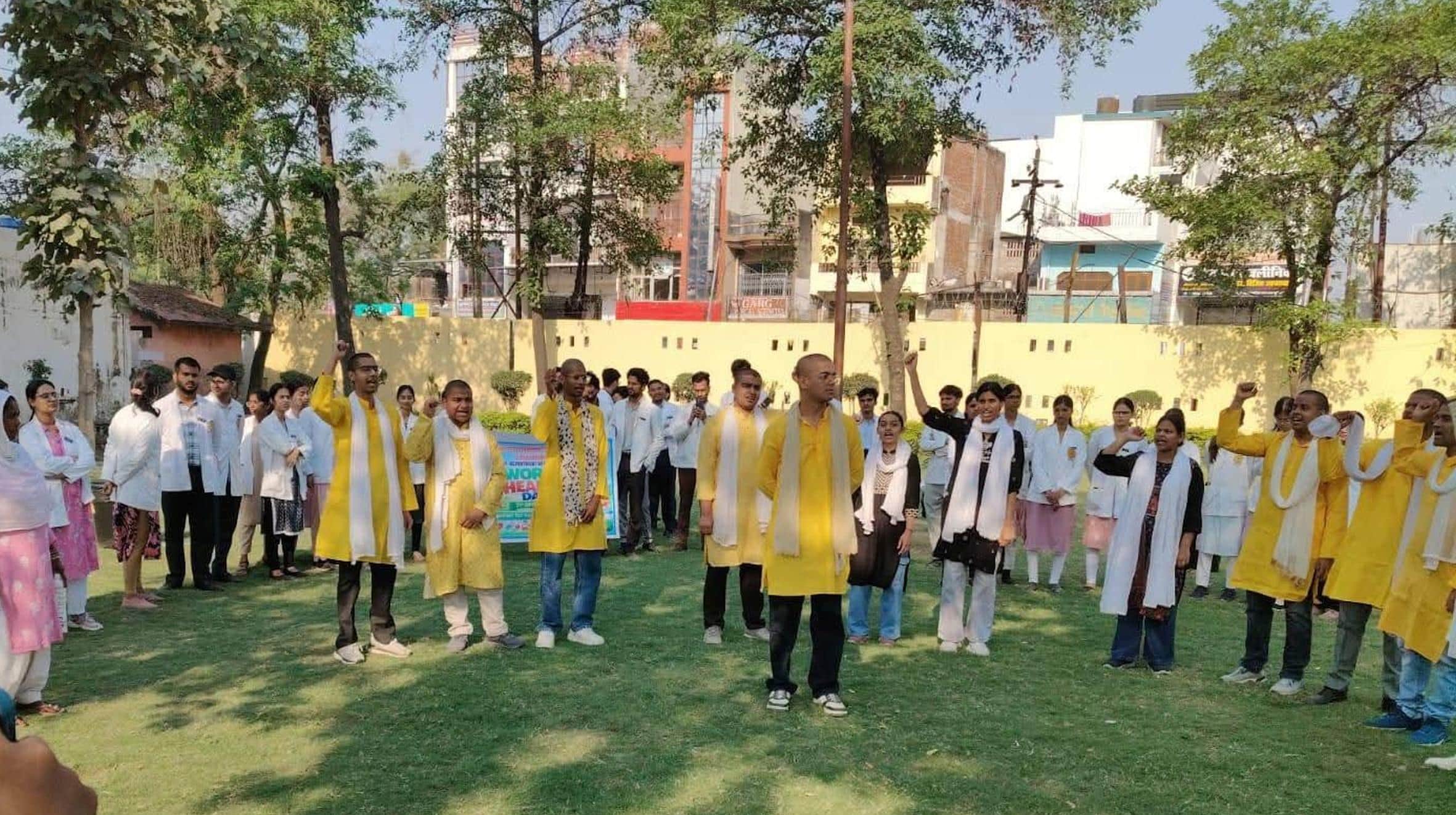 बहराइच के मेडिकल कॉलेज में नुक्कड़ नाटक प्रस्तुत करते कलाकार।