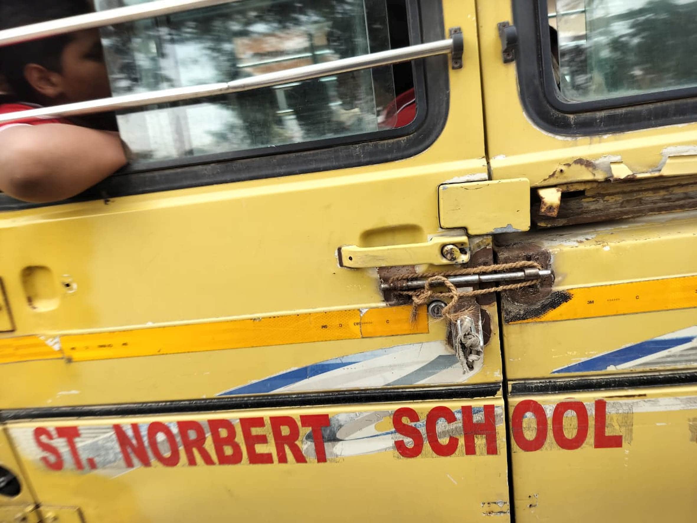 बहराइच में गोंडा रोड पर जर्जर स्कूल बस में बंधी रस्सी।