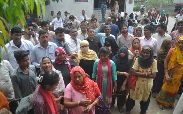 भारत गैस एजेंसी पर गैस सिलिंडर लेने के लिए लगी लोगों की भीड़। संवाद