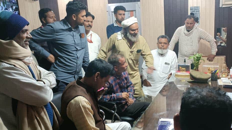 बेहट कोतवाली में कार्रवाई की मांग को लेकर पहुंचे मृतक के परिजन। संवाद 