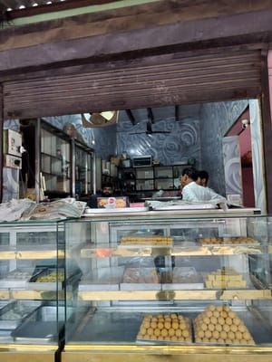 Five shops in Sampla Mandi were burgled and sweets were also stolen.