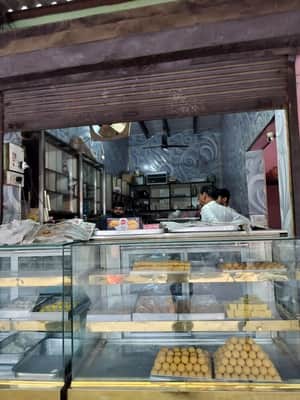 बालाजी मिष्ठान भंडार जहां से मिठाइयां व नकदी चोरी हुई। संवाद