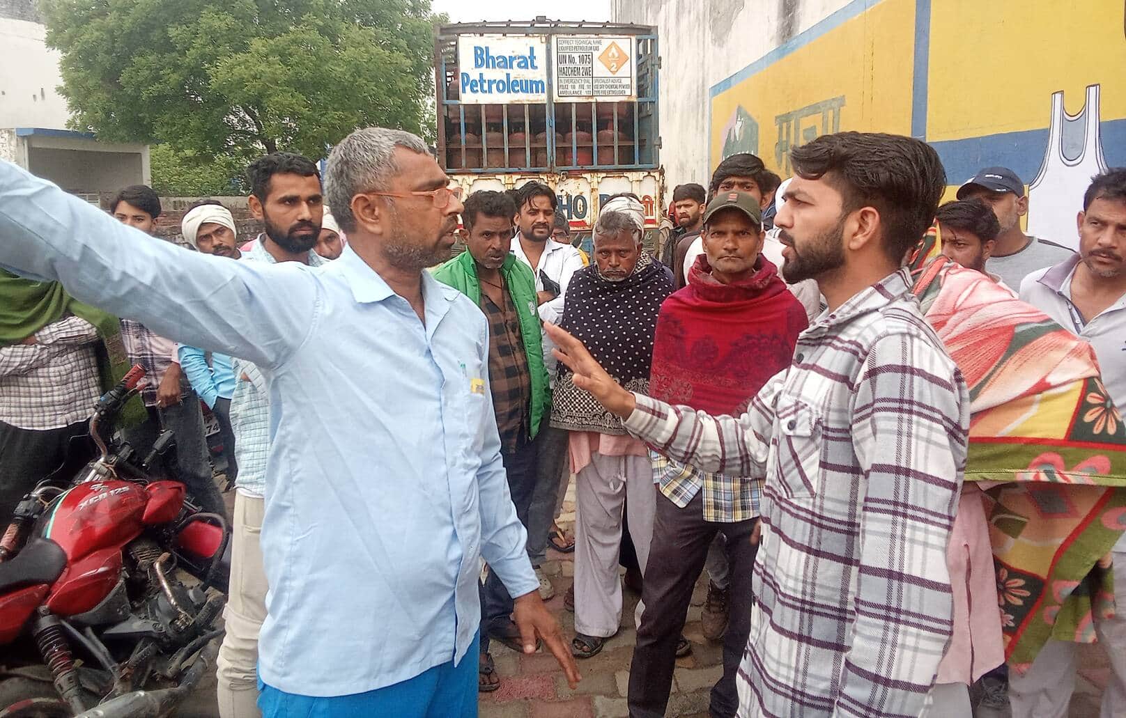 बनत के भारत गैस गोदाम पर सिलिंडर न मिलने पर हंगामा करते उपभोक्ता ।  संवाद