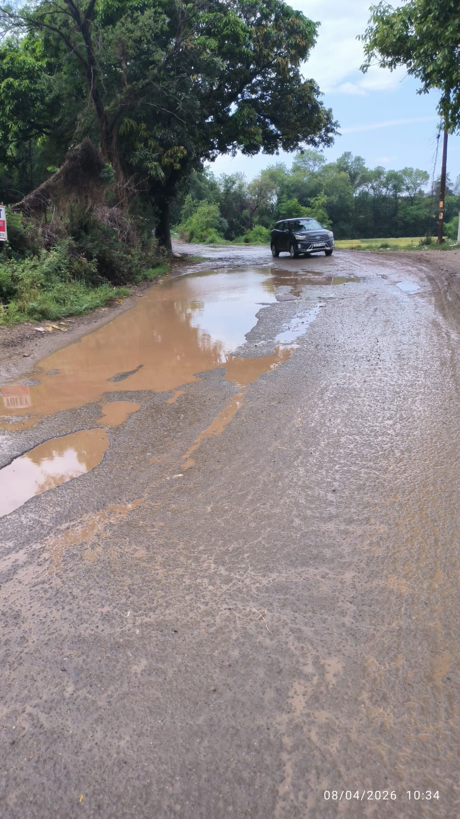 The road to four universities is in bad shape, the Barotiwala-Mandhala-Kalujhinda road is broken