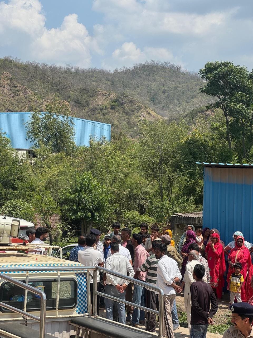 Chaos erupts in Mandhala Panchayat over liquor contract, villagers protest