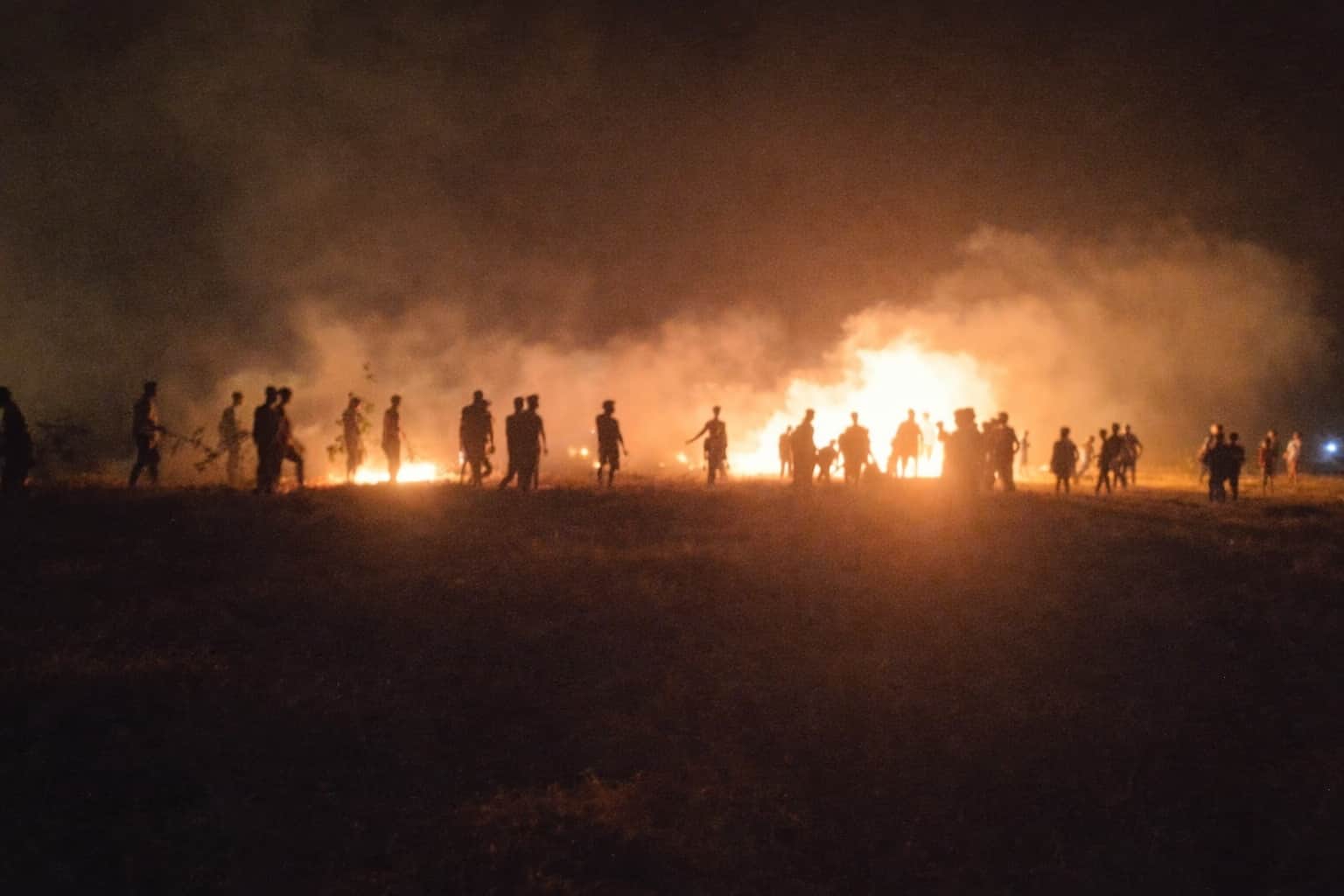 बरदह के चौकी गांव में गेहूं के डंठल में लगी आग को बुझाते ग्रामीण। संवाद