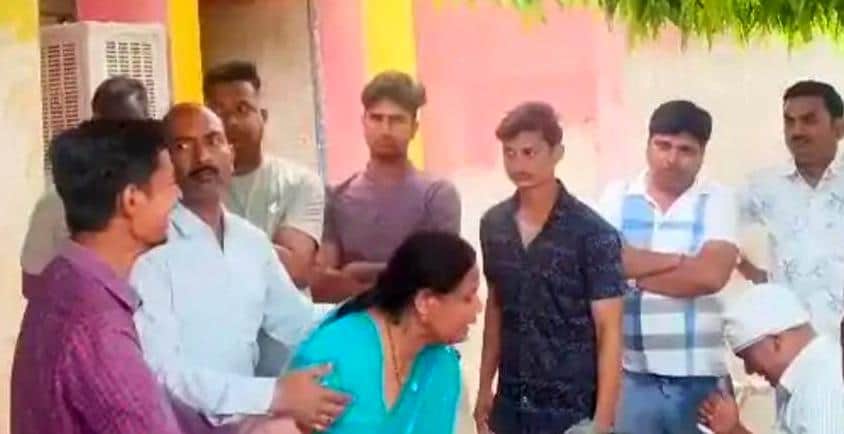 बिसवां सीएचसी पर रोते-बिलखते परिजन। - संवाद 