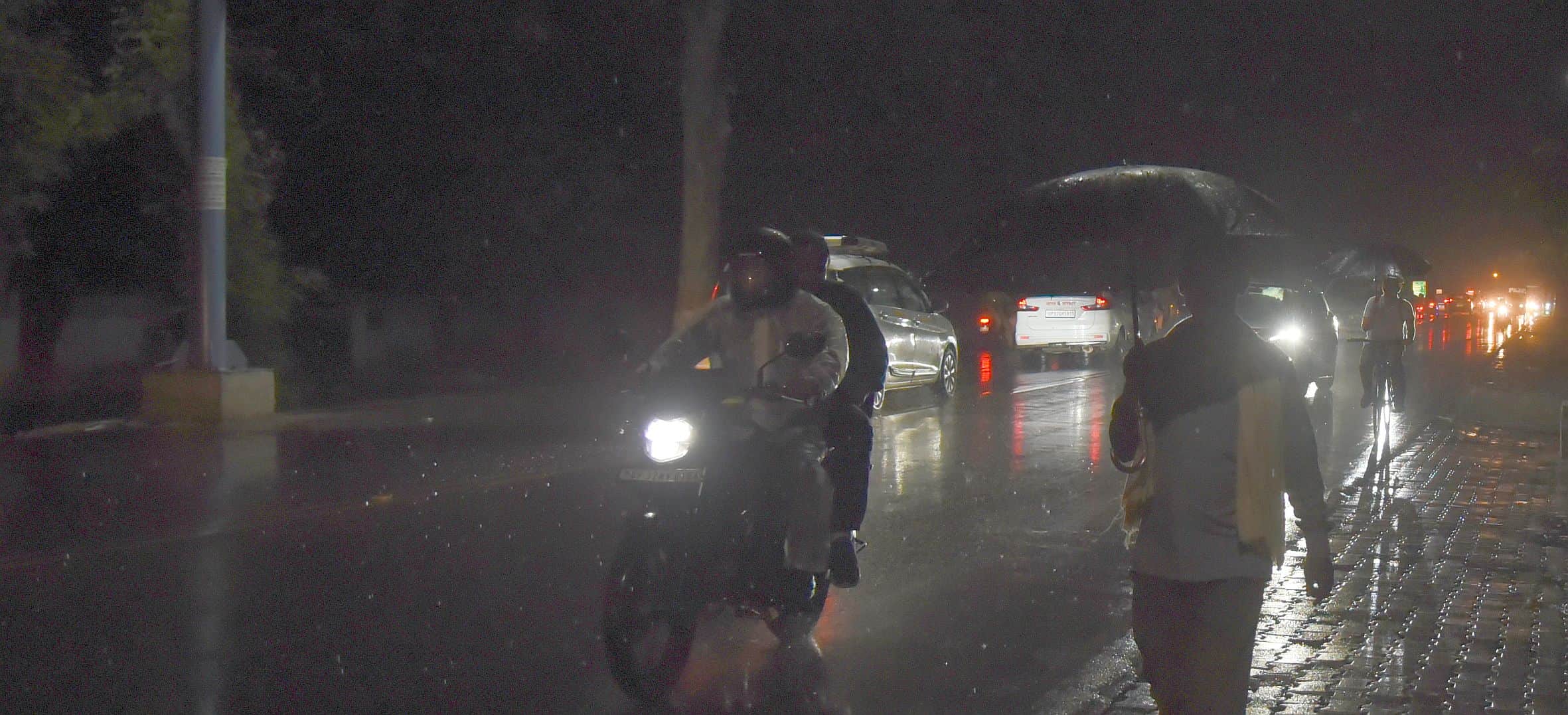 बुधवार शाम शहर में बारिश का नजारा। 