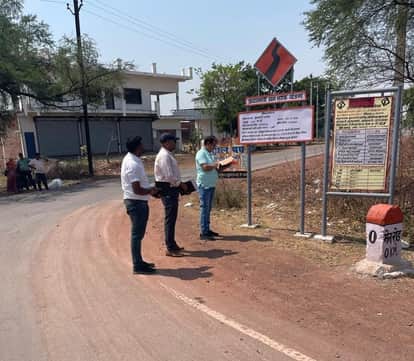 Bemetara Chief Engineer Inspects PMGSY Roads
