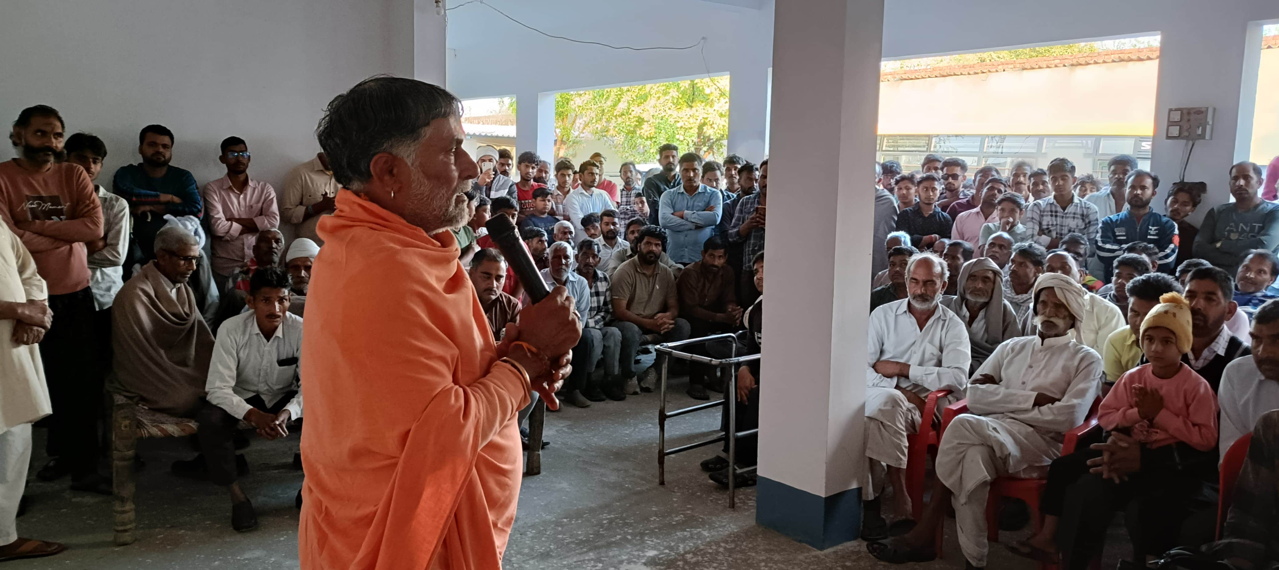 चरथावल। कसौली गांव में पंचायत में विचार रखते स्वामी यशवीर: स्वयं