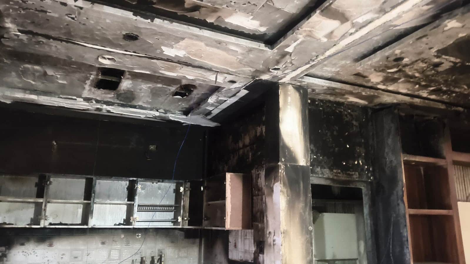 चितबड़ागांव कस्बा में शार्ट सर्किट से लगी आग में जली मकान में रखा गया सामान।संवाद