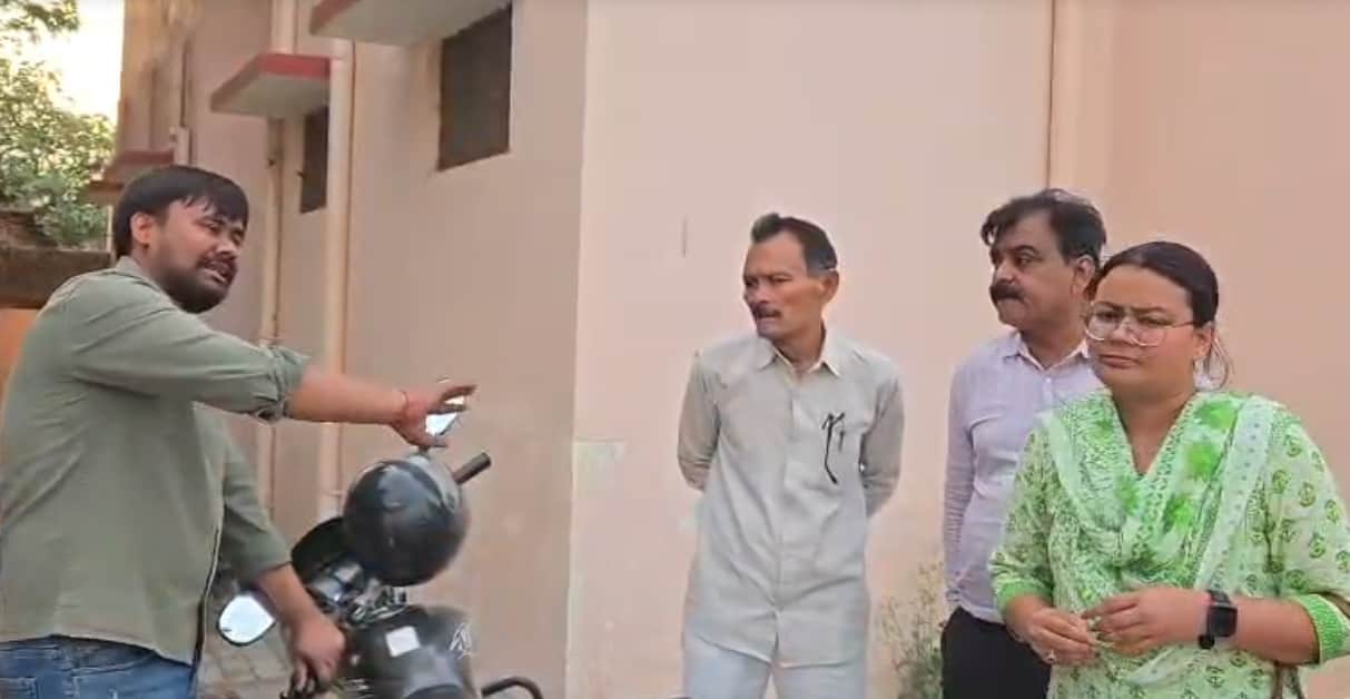 डीआईओएस कार्यालय पर शिक्षक अशोक तिवारी और उनके पुत्र सौरभ। संवाद