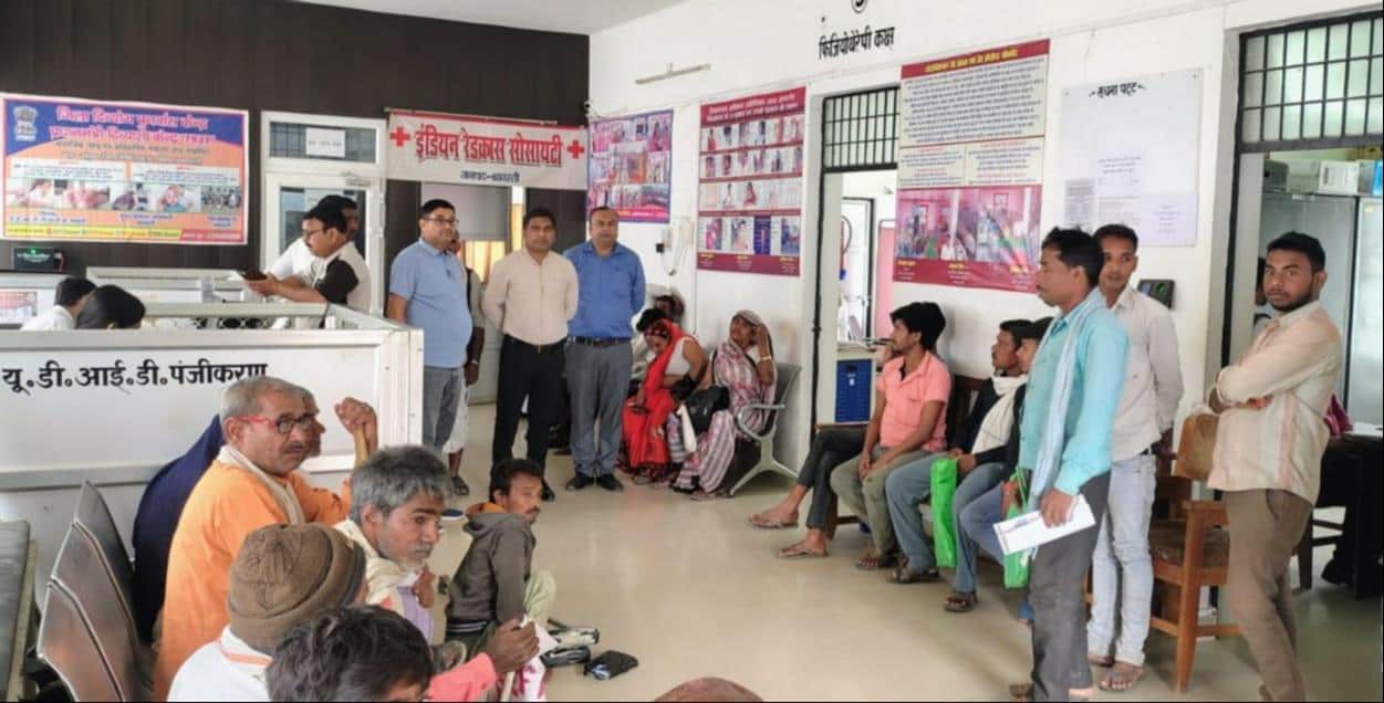 डीडीआरसी भिनगा में आयोजित कैंप में जांच कराते दिव्यांगजन।