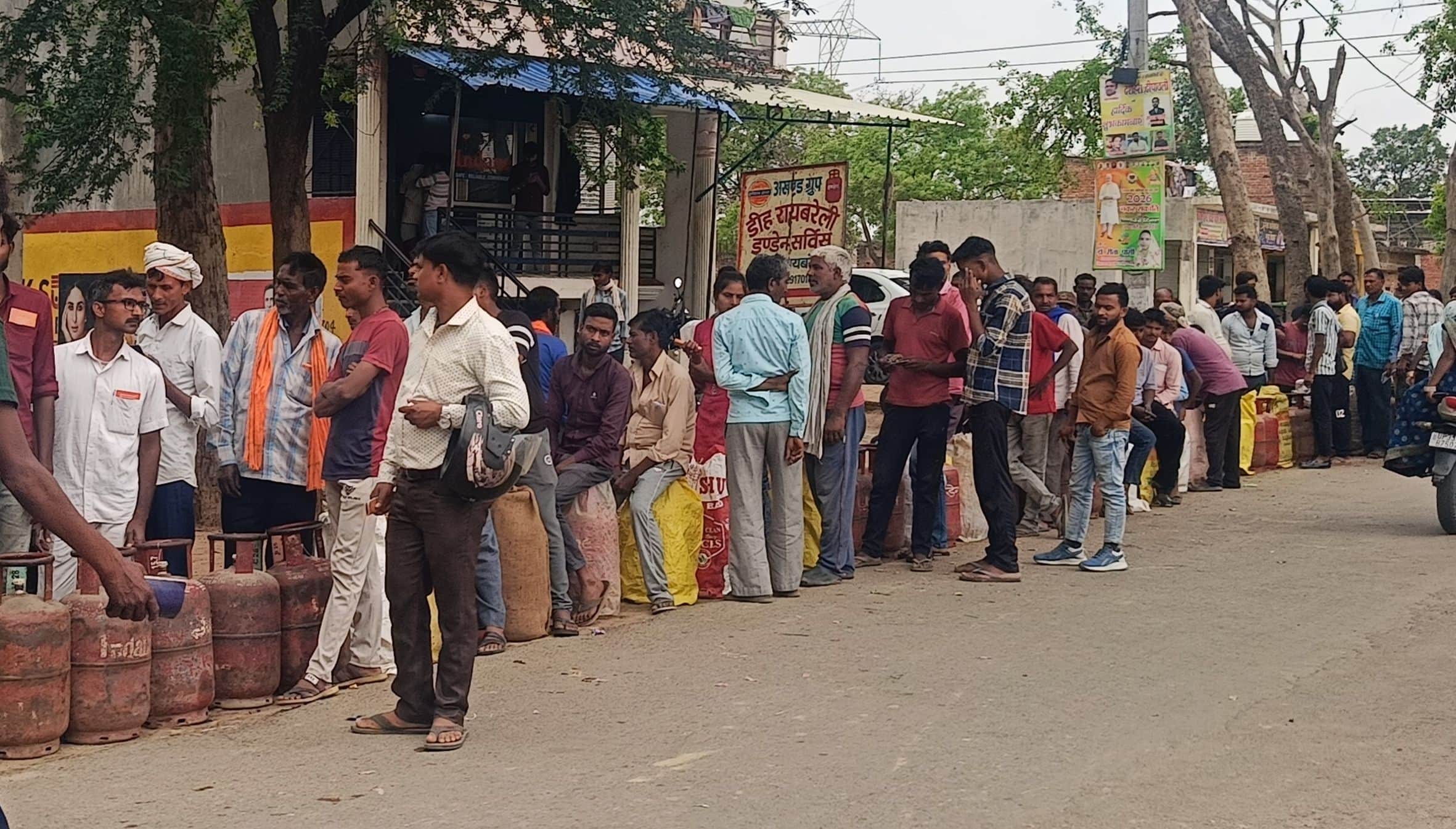 डीह कस्बा स्थित इंडेन गैस एजेंसी में गैस लेने के लिए लगी उपभोक्ताओं की लंबी लाइन। 