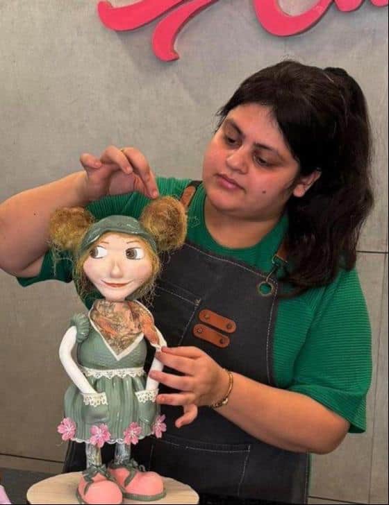 डॉल केक बनाती शुभांगी  खन्ना