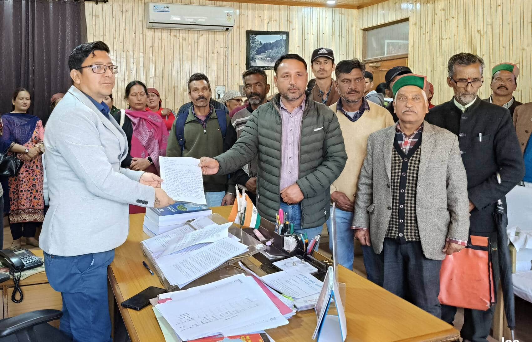 डंसा पंचायत के सनेई गांव के ग्रामीण एसडीएम रामपुर को ज्ञापन सौंपत हुए। संवाद