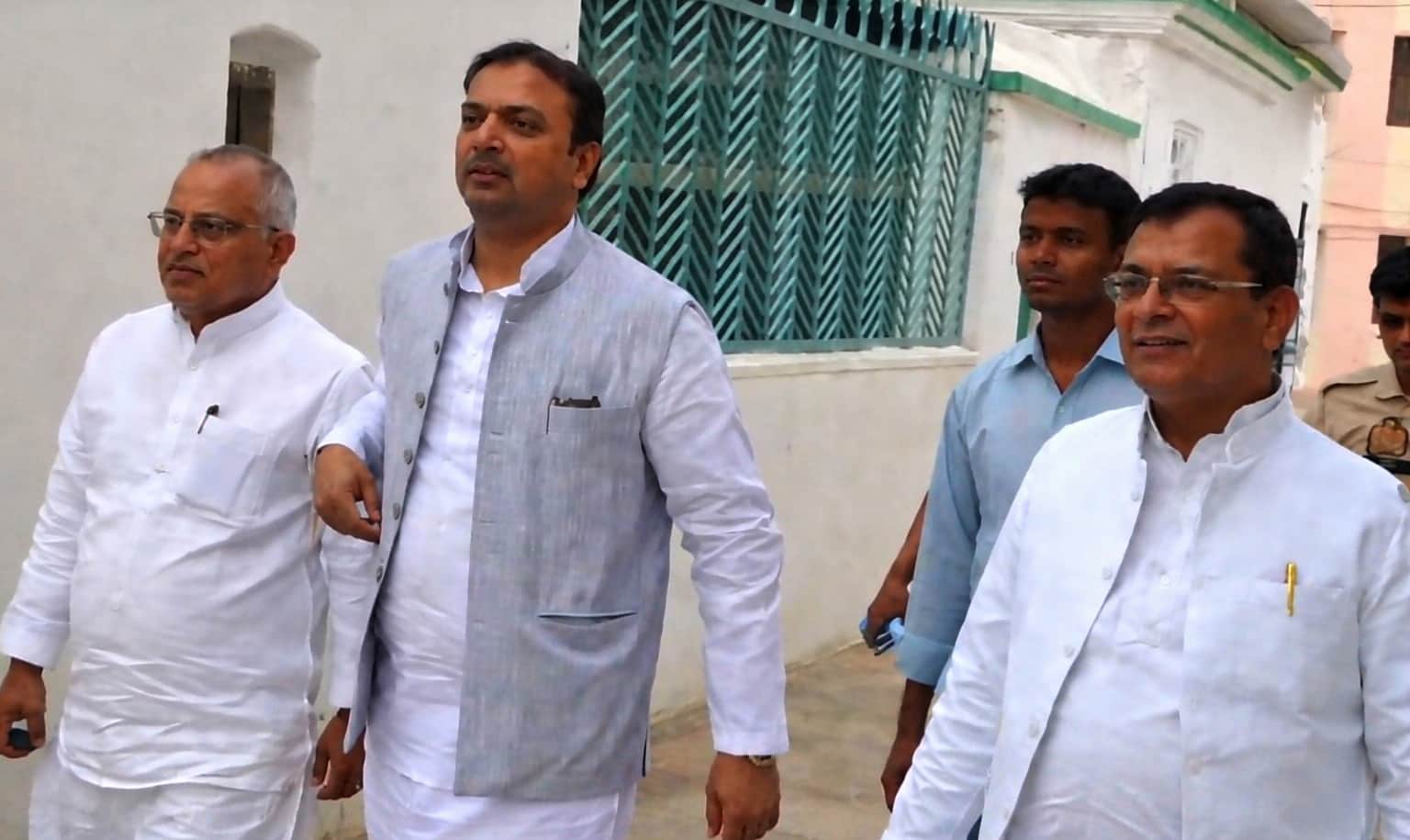 एसपी कार्यालय से बाहर आता सपा का प्रतिनिधिमंडल। श्रोत-वीडियो ग्रैब