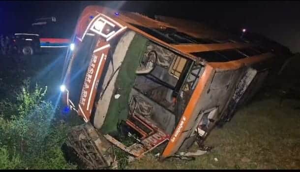 एटा रोड हाईवे पर पलटी पड़ी डबल डेकर बस। संवाद