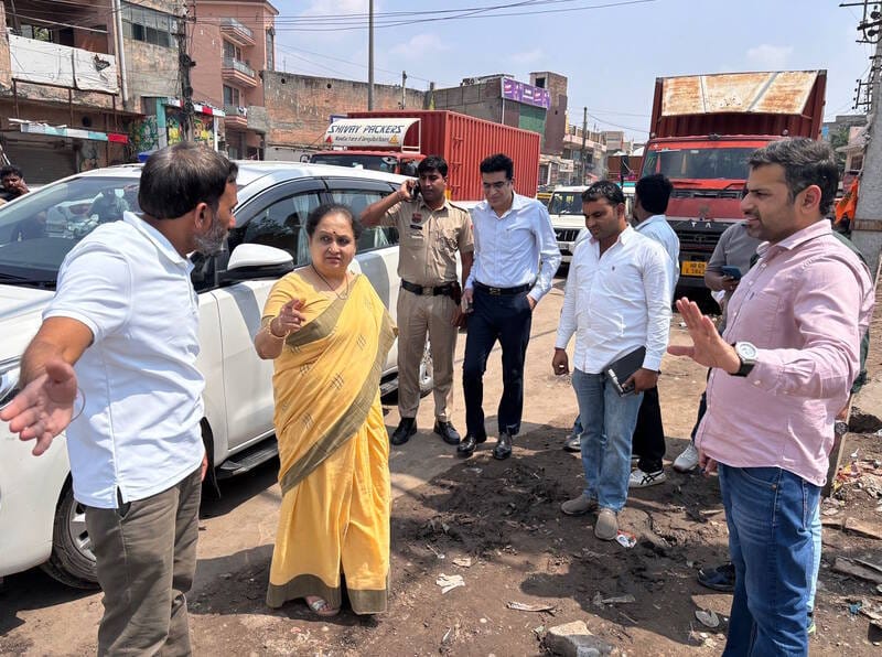 The mayor went to the field and reprimanded the officials for the shortcomings.