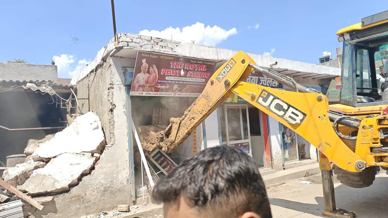 Bulldozer moves on illegal construction, destroys 12 shops and 8 houses in Okhla enclave