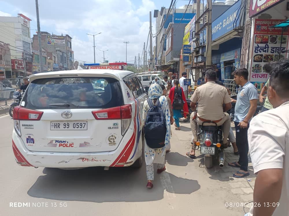 फोटो 02 महम में पटाखा बजा रही बाइक का चालान करती पुलिस। संवाद