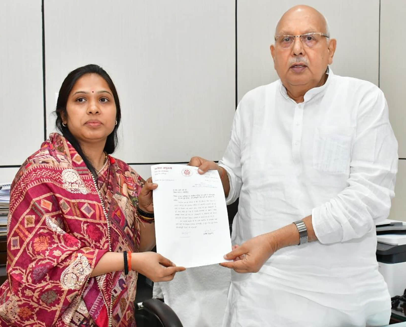फोटो 08 एचएएमपी 18- कृषि मंत्री सूर्यप्रताप साही को ज्ञापन देतीं विधायक मनीषा अनुरागी। स्वयं