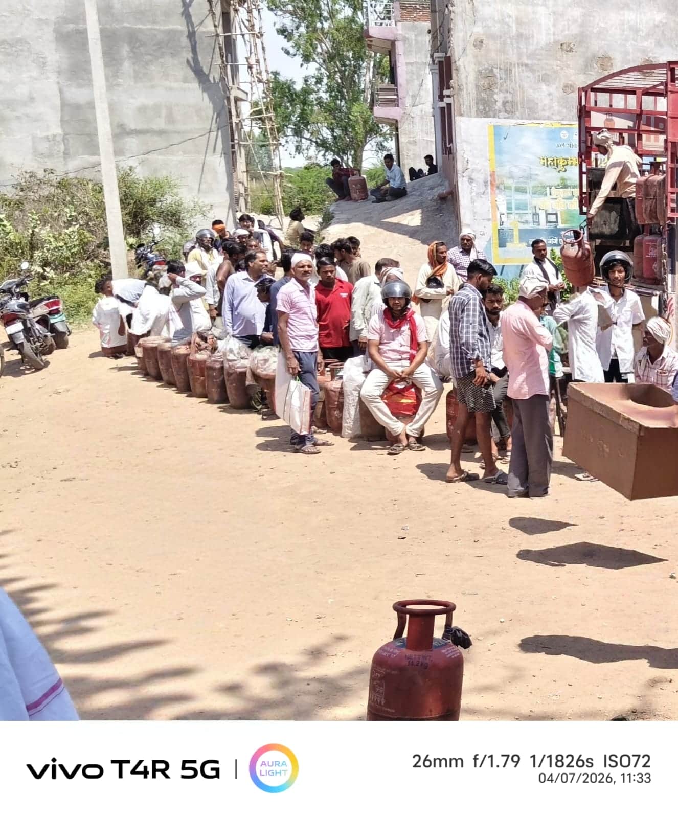 फोटो 09 सीकेटीपी-17- गैस एजेंसी में सिलिंडर लेने के लिए लोगों की भीड़। संवाद