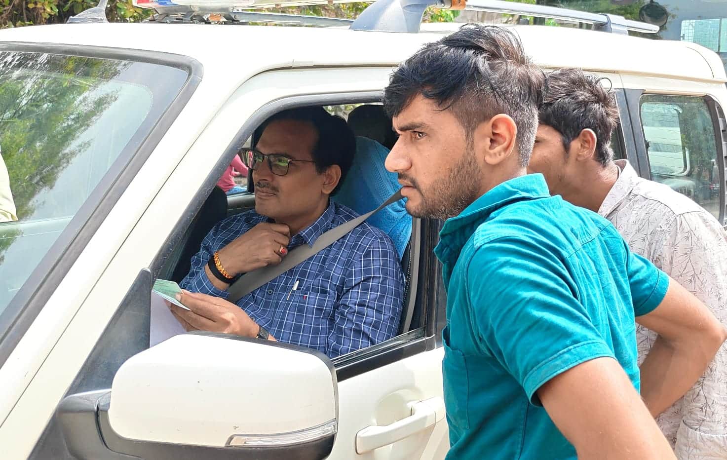 फोटो-18-कोंच में वाहनों के चालान करते एआरटीओ विनय कुमार पांडे। संवाद