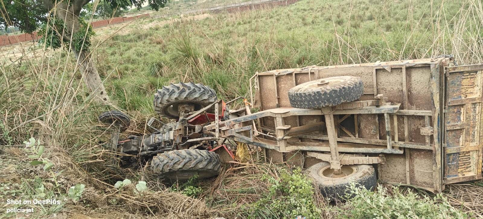 फोटो-28-खड्ड में पलटा ट्रैक्टर व ट्रॉली।संवाद