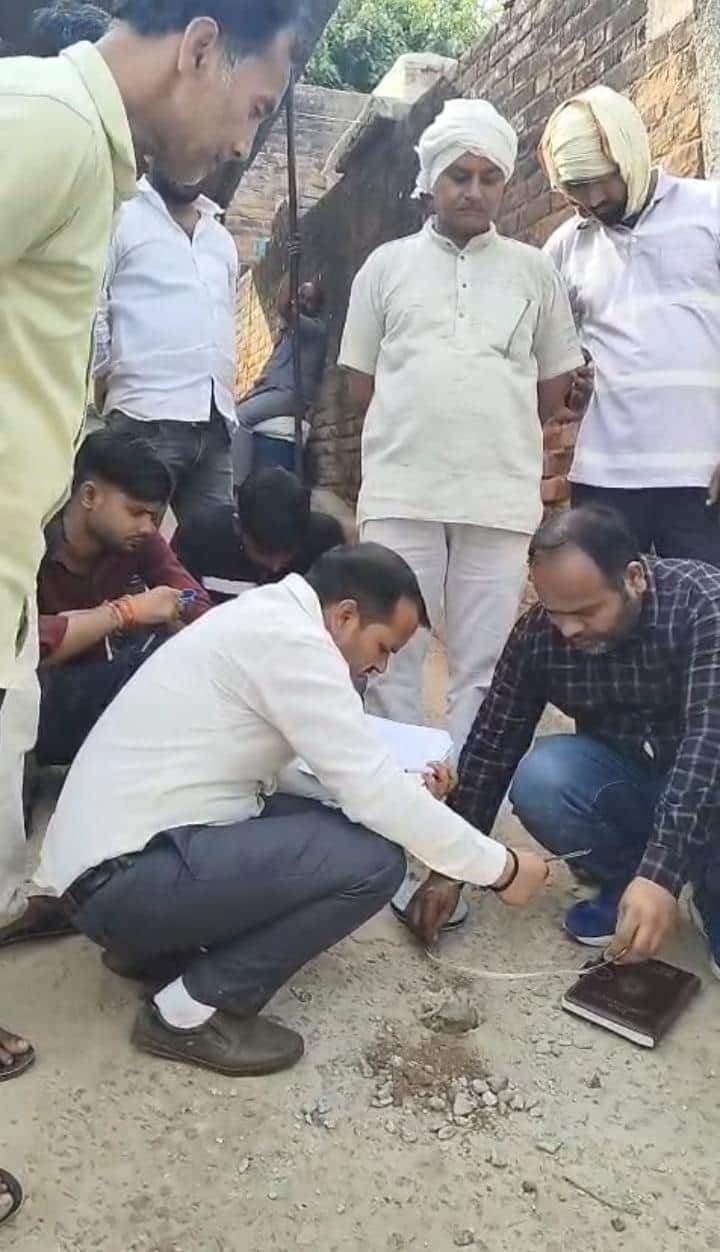 फोटो- 28 टीएसी जांच करने पहुंचे आरोपी जेई व साथ खड़े ग्रामीण। संवाद