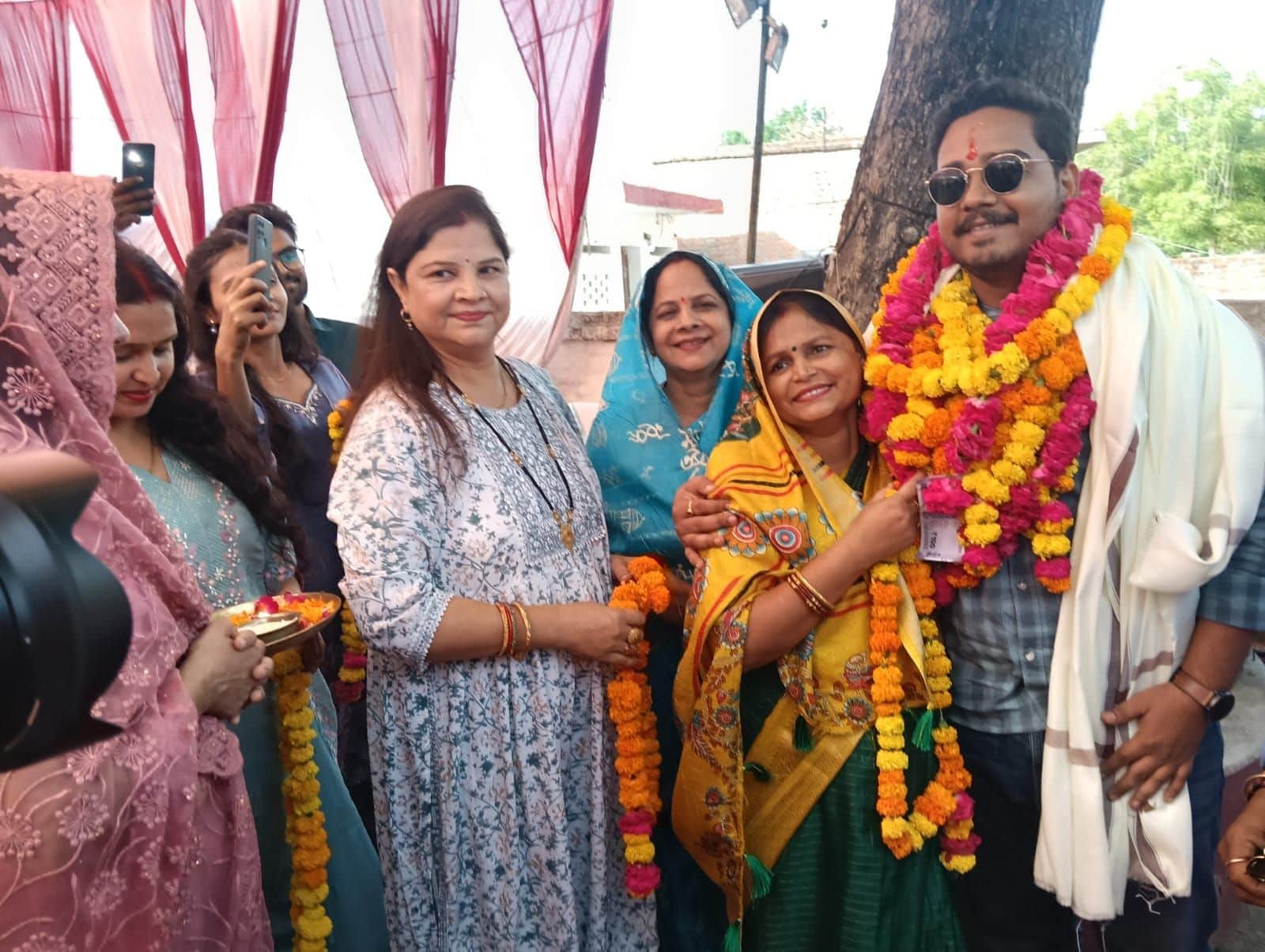 फोटो-31- परिजनों के साथ गौरव प्रताप सिंह। स्रोत: ग्रामीण