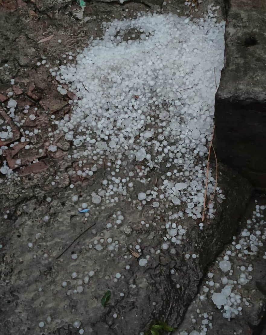 फोटो-32- सफीपुर क्षेत्र में कुछ इस तरह गिरे ओले। संवाद