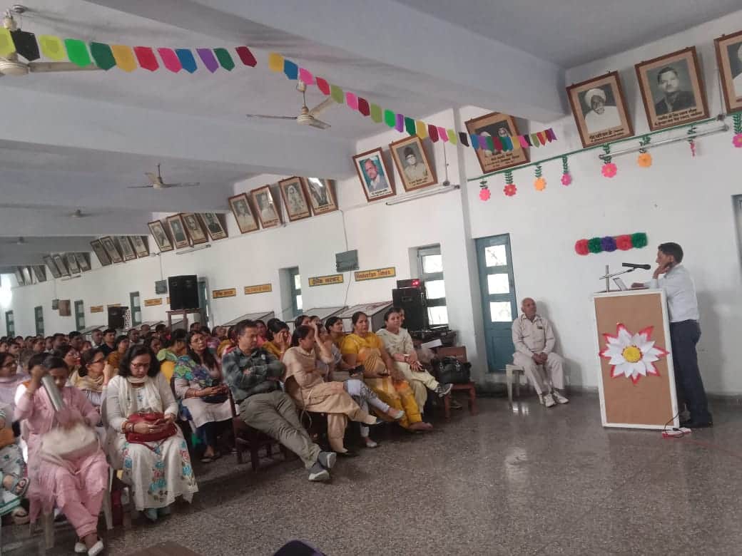 फोटो : सोनीपत के एसएम हिंदू स्कूल में दिए जा रहे प्रशिक्षण शिविर के दौरान उपस्थित गणनाकर्ता 