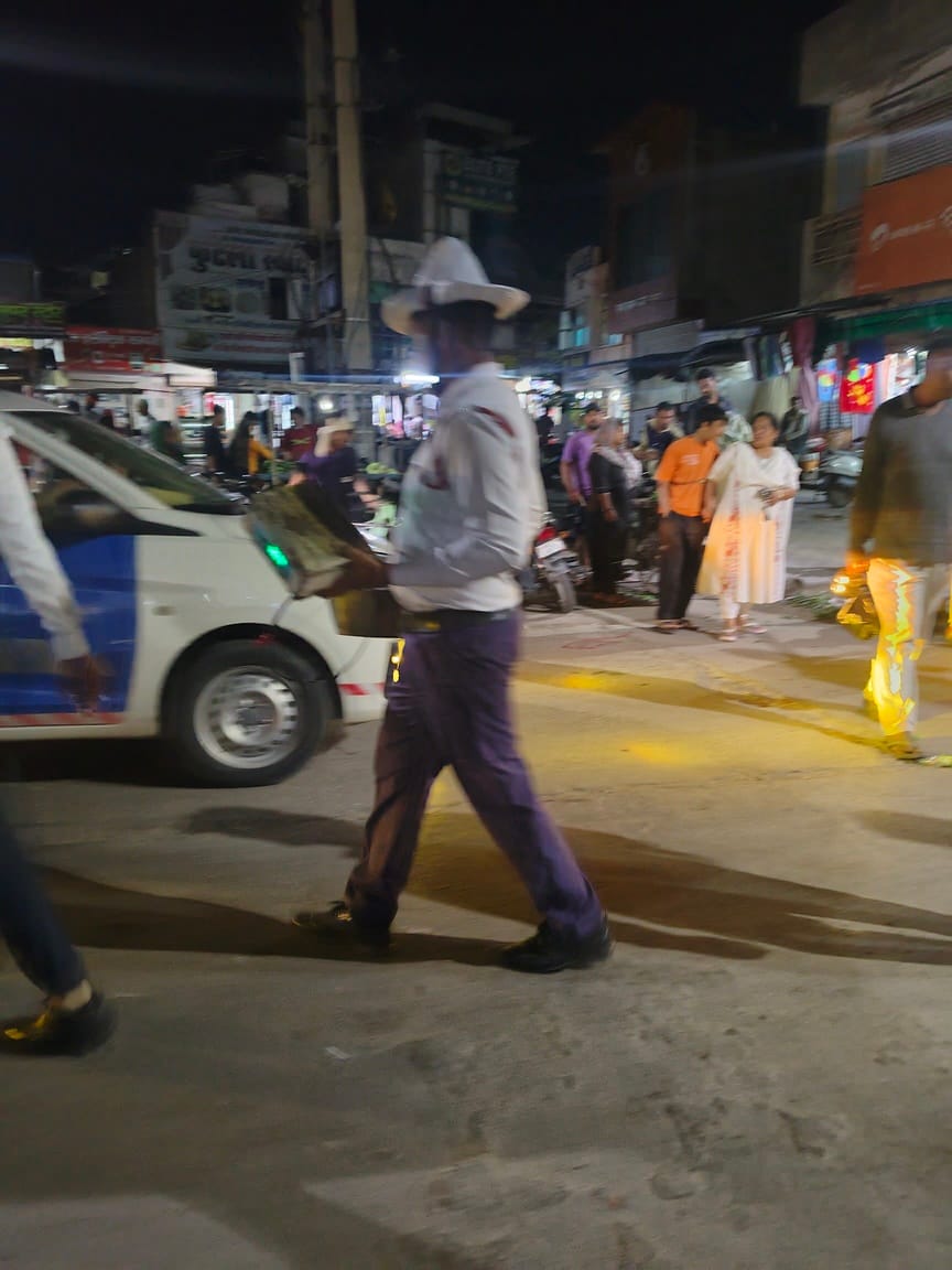 Traffic police crack down on street vendors in Hans Market