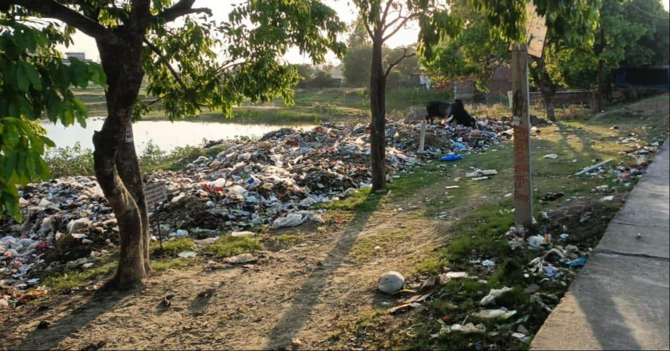 ग्राम न्यायालय की चिह्नित भूमि पर फेंका जा रहा कूड़ा।