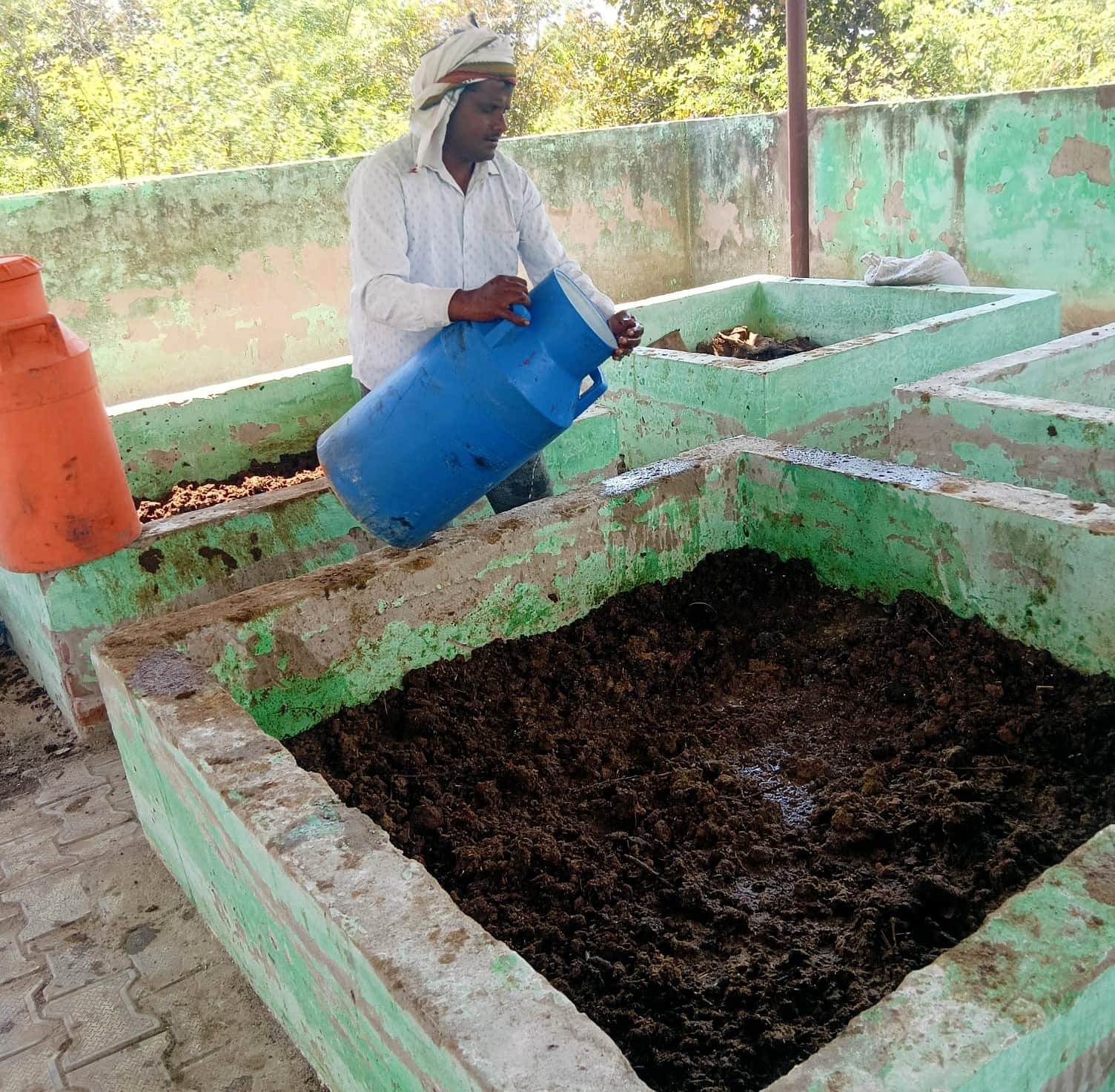 ग्राम पंचायत थरौरा स्थित ठोस अपशिष्ट प्रबंधन केंद्र पर कार्य करता कर्मचारी। स्रोत : विभाग