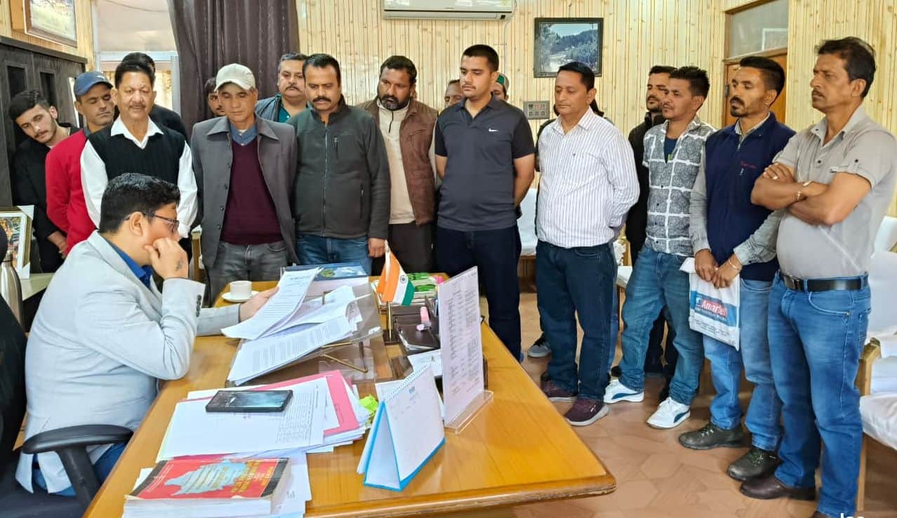 ग्राम सुधार कमेटी शलाटी के प्रभावित एसडीएम रामपुर को अपनी समस्याएं सुनाते हुए। संवाद