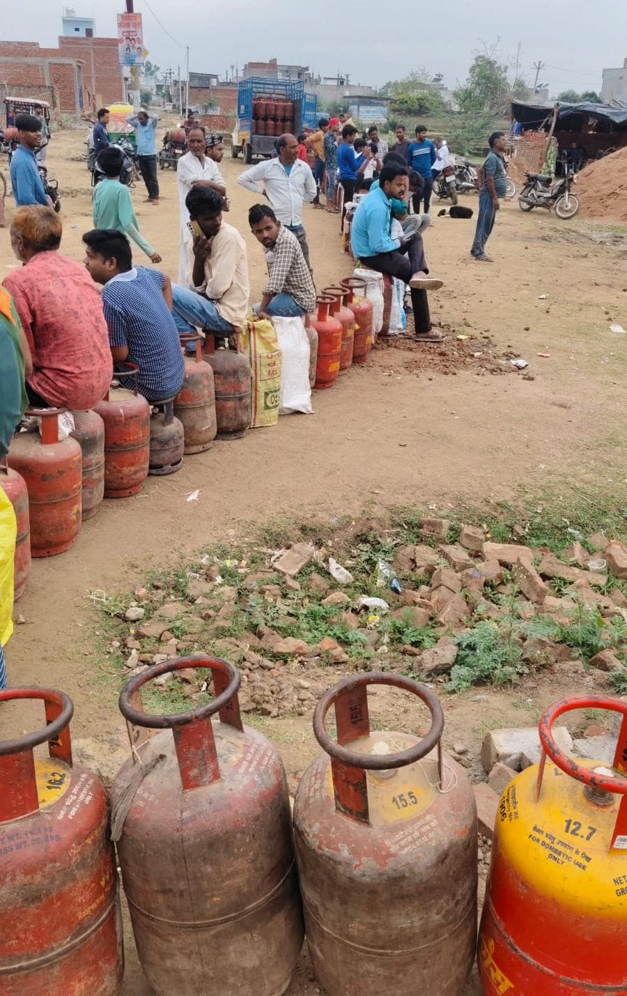 Small gas cylinders have arrived, migrant workers and students should take them.