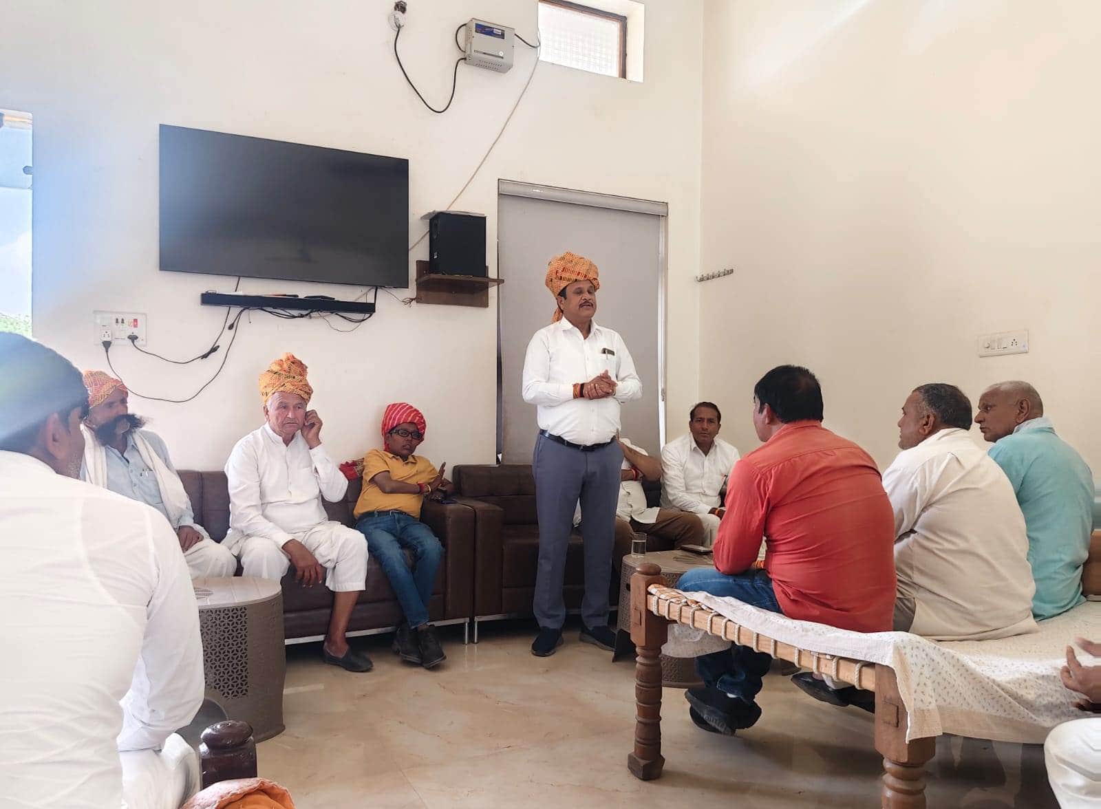 गांव बखापुर में योजनाओं के बारे में जागरूक करते बावल विधायक डॉ. कृष्ण कुमार। स्रोत: प्रशासन