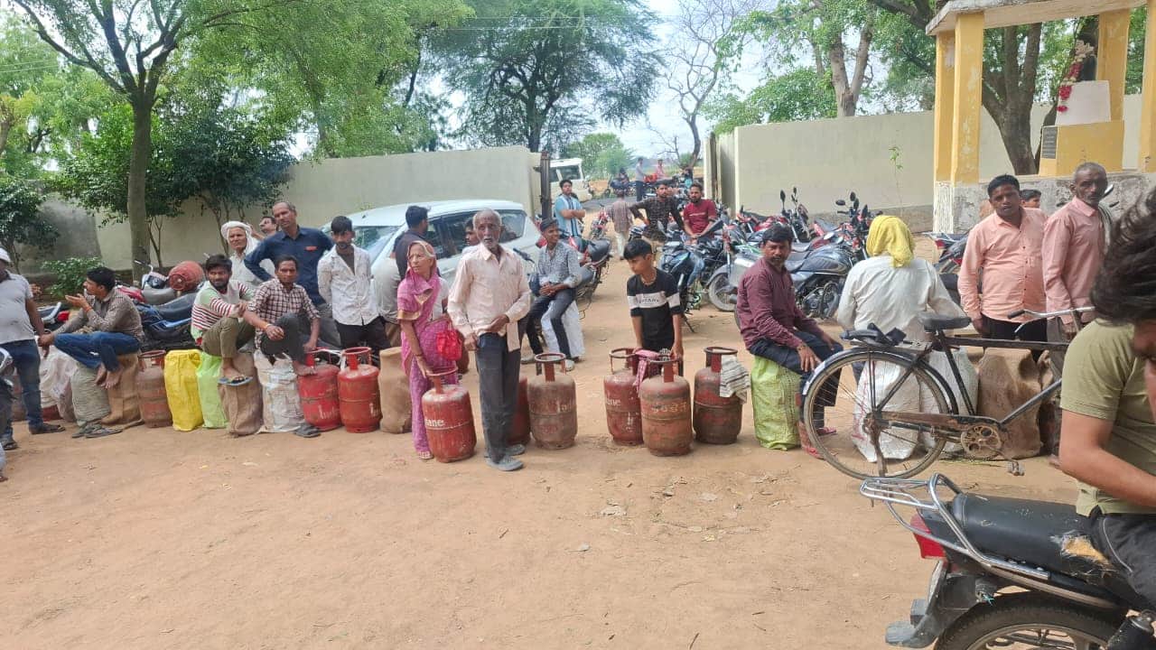 गांव पीहुरा स्थित गैस गोदाम पर सिलिंडर लेने के लिए लगी भीड़।  संवाद
