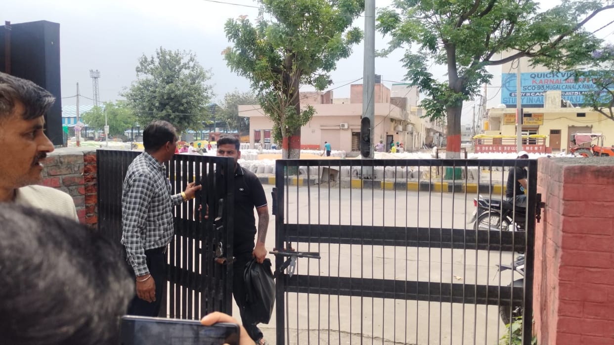 In protest against the non-start of procurement, commission agents locked the market committee office.