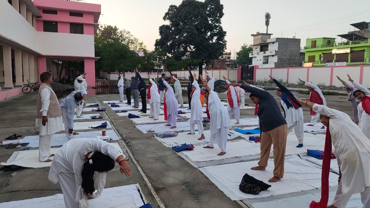 Yoga can be a solution to knee pain: Shivram