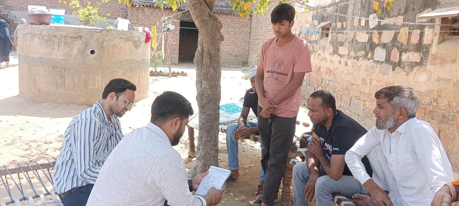 हथीन छांयसा गांव में स्वास्थ्य विभाग की टीम सर्वेक्षण करते हुए